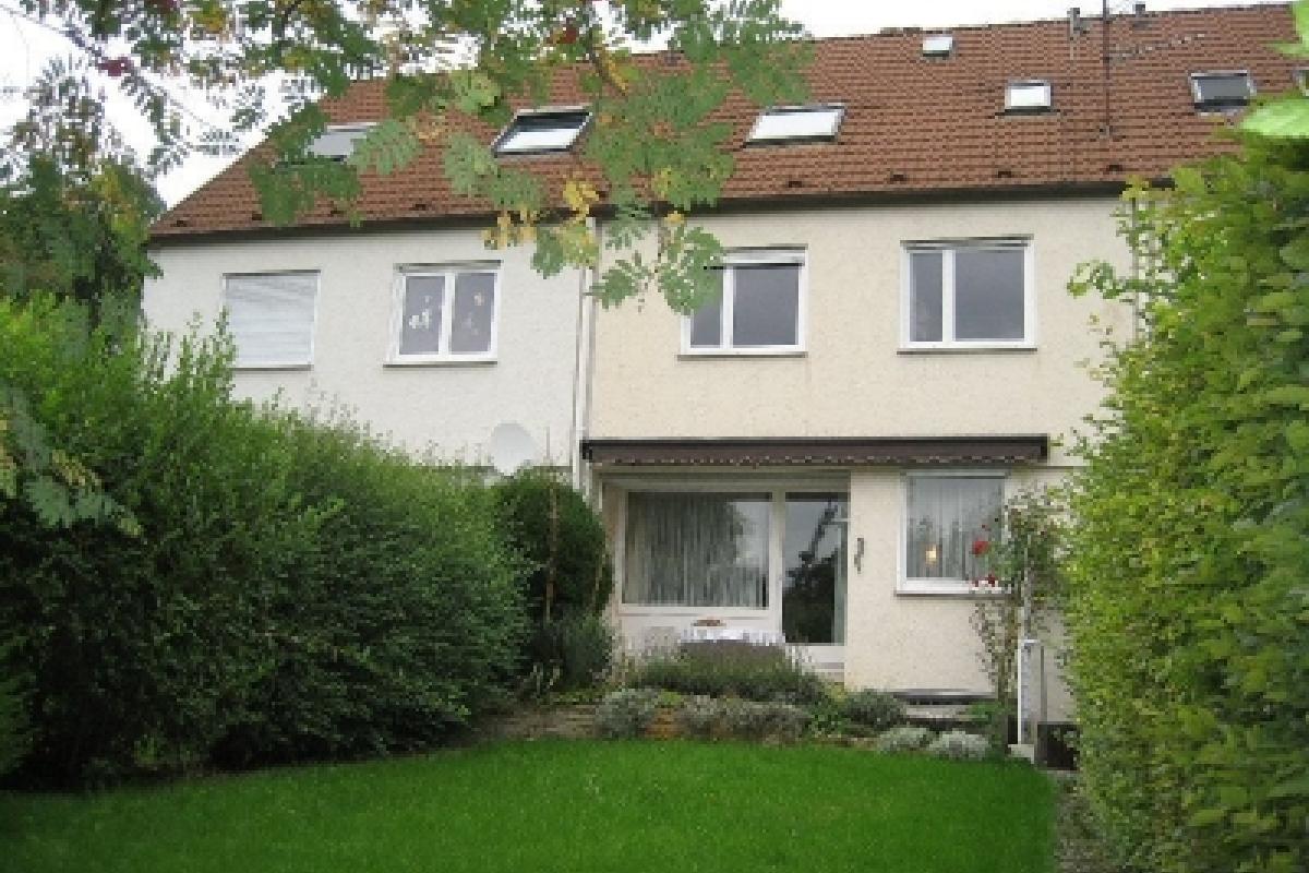 Außenansicht des vermittelten Objektes mit Gartenfläche